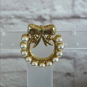 Elegant Gold and Pearl Bow Brooch